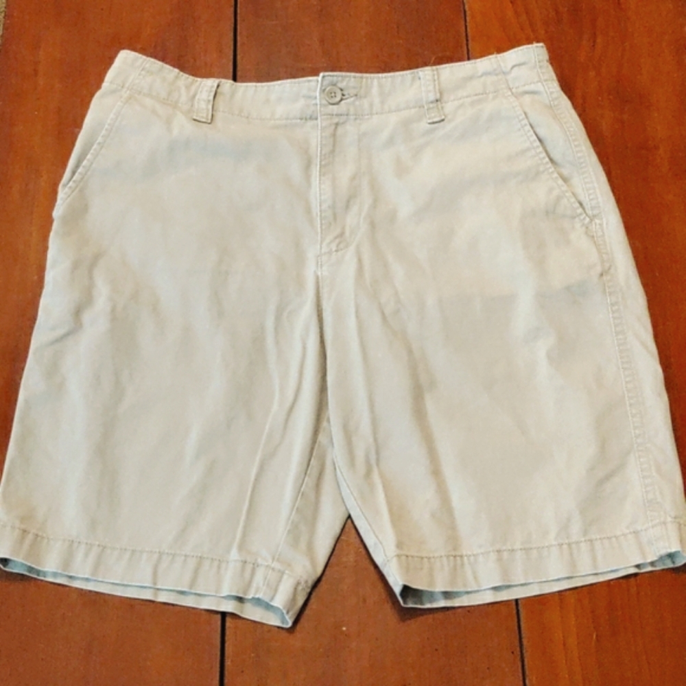 Old Navy men's khaki shorts